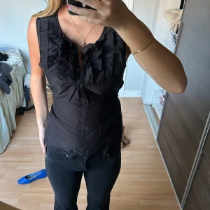 Svart blus - Svart blus, går att knyta i ryggen beroende på hur tight man vill ha den