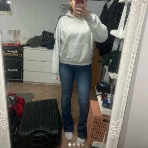 Bootcut jeans  - Super fina mörkblå jeans från zara, säljer då de inte kommer till användning, super fint skick förutom det man ser på bild nmr 4!