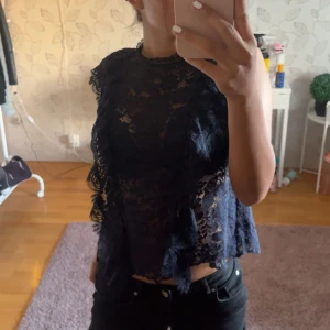 Spetstopp med volanger från Zara - Säljer min jätte fina marinblå spetstopp från Zara i storlek S. Använd ca 3 gånger. Inga defekter eller liknande. Säljer den pga att jag inte använt den så mycket som jag trodde. Skriv till mig om ni är intresserade! 