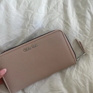 calvin klein plånbok - helt ny calvin klein plånbok, aldrig använd. köptes ny för 1000(kolla bild 3) säljer för 450, pris kan diskuteras.