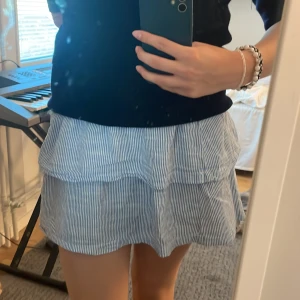 Volangkjol - Så fin vit och blå randig volang kjol!❤️