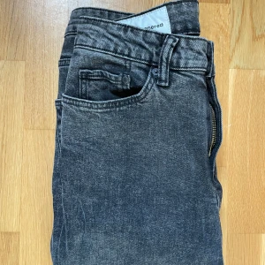 HM Jeans - Tjena säljer dessa mörk grå HM jeansen i modellen Regular tapered Strlk 29/32 Väldigt bra skick!