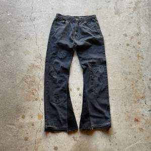 Distressed och flared jeans med läder heel-bite. Vintage skick utan flaws. Bootcut passform