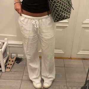 Linnebyxor  - Säljer linnebyxor från Gina i storlek S. De är i fint skick kommer bara inte till andvändning längre. 