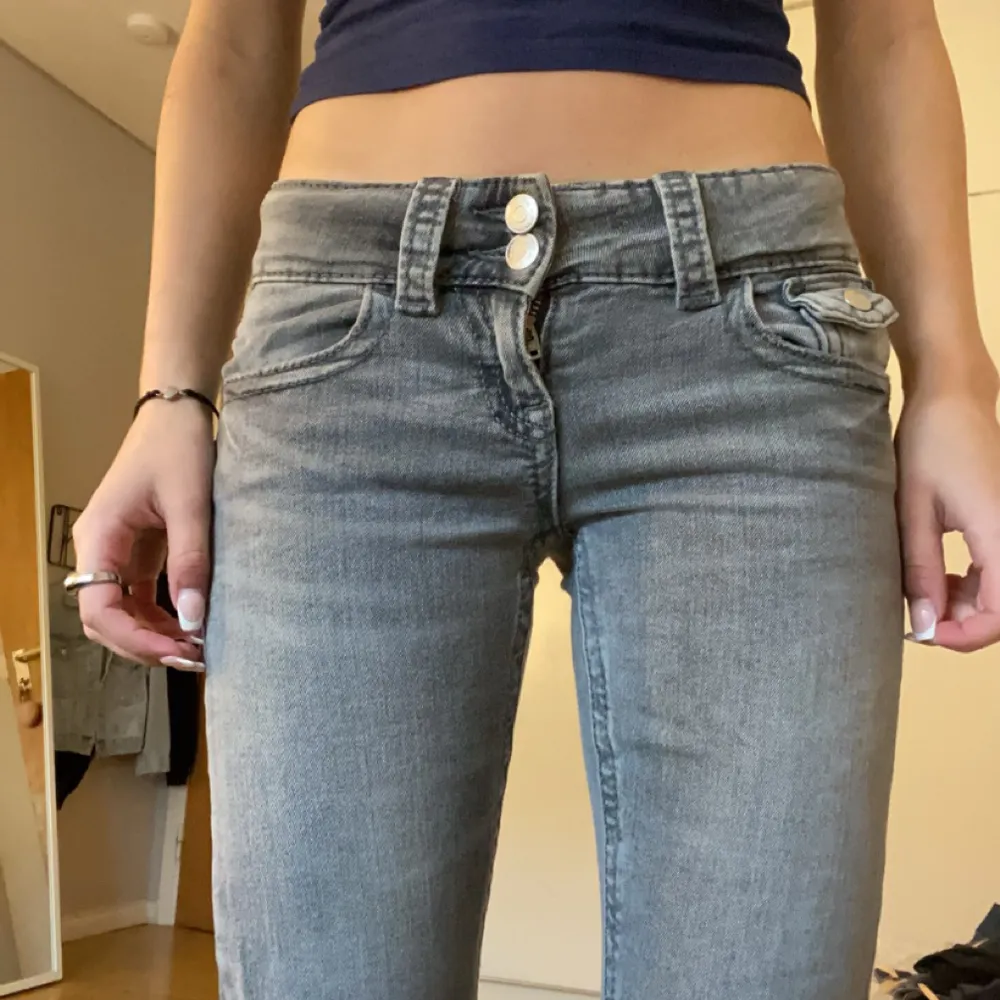 Säljer mina gra low waist jeans från Gina Young 💕😻🎉de kommer inte till användning därav att jag säljer de💕🥰😘 Det är storlek 146 och jag är 152 💕🙏😻 pris kan diskuteras vid snabb affär 💕💕😘. Jeans & Byxor.