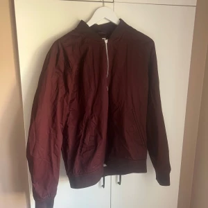 Bomber jacka - Säljer denna bomber jacka, köp gärna på köp nu!!❤️
