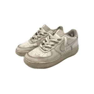 Air Force 1 - Tja, säljer mina vita air force 1’s eftersom de är för små. Skorna är i ganska bra skick, de är bara lite skadade på insidan och under hälen!