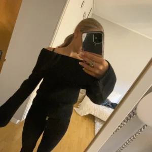 Stickad off shoulder tröja💕🙏💋 - Säljer min stickade off shoulder tröja då den mara hänger i garderoben 🛍️ köpte den här på Plick för  250kr😻 mitt pris 200kr, ny skick så den nästan aldrig är använd 🙏fler bilder kan skickas vid intresse💕🥰 pris kan diskuteras vid snabb affär 💋💕