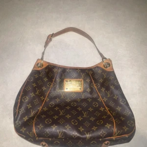louis vuitton galliera - louis vuitton galliera säljer för min mamma. Köpte den 10 år sen. Det är smink som är i väskan kan få bort med en gentvätt. Ingen kvitto pris kan diskuteras 