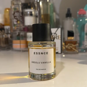 Essnce - Säljer min Essnce parfym i absolu Vanilla 50ml som är inspirerad av kayali 28. En god och kvinnlig vanilj doft. Knappt använd och nypris är 360kr 