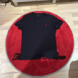 Polo Ralph lauren t shirt  - Polo ralph lauren t shirt i mycket bra skick bara att skriva kring frågor om mått och liknande