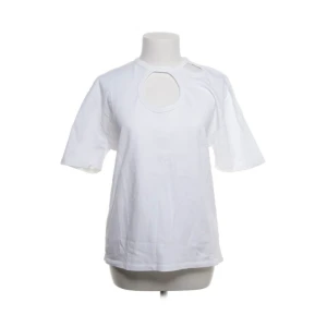 Vit topp - Vit T-shirt med detalj där fram. Str S, från zara. Använd gärna köp nu!