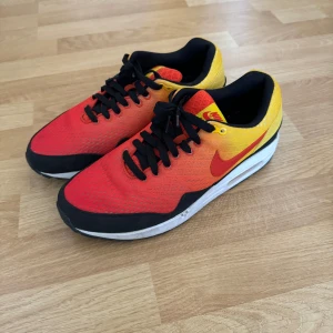 Air Max  - Få gånger använda, i väldigt fin skick fortfarande. 