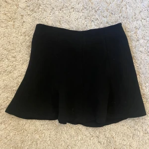 Svart zara kjol - Köpt på sellpy  Säljer pga att den ibte passar mig Strl M men liten i storleken  Andvänd 2 ggr men mycket bra skick Skriv om du har några frågor 💓