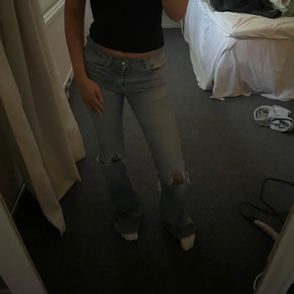 Snygga ljusblå bootcut jeans. lågmidjade/midwaist. Slitna längs ned då de har varit för långa för mig, men inget som man tänker på!😙. Jeans & Byxor.