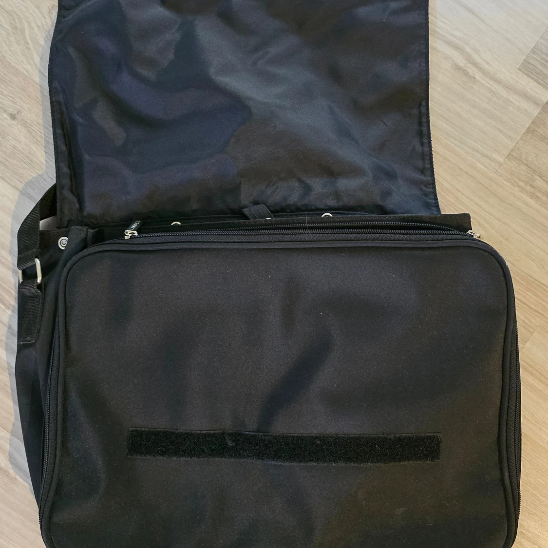Svart datorväska med axelrem - 90