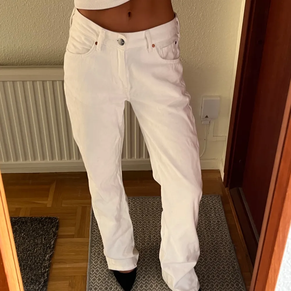 Vita jeans från bikbok som tyvärr är för stora för mig🥲 storlek 26/32. Jeans & Byxor.