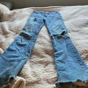 Gina jeans - Säljer mina blå jeans från Gina som är köpte för jätte länge sen, högmidjade som man kan vika ner, sitter väldigt bra men ganska så slitna då de är använda väldigt mycket men som inte kommer till användning längre passar folk som är ungefär 175