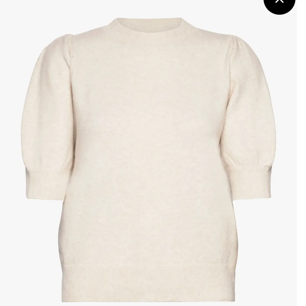 Stickad tshirt den Vero Moda i storlek M, men passar mig som vanligtvis har xs!. Stickat.