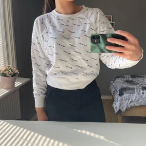 Vit sweatshirt från Champion - Säljer en vit sweatshirt från Champion med deras logga tryckt över hela tröjan. Den är i storlek S och är i bra skick!🖤🤍