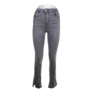 Zara jeans - Dem trendiga zara byxorna som inte sälj längre, dem är i fint skick och har inga defekter. Skriv för fler bilder 