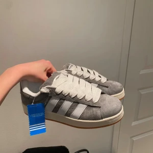 Adidas campus 00 - Adidas campus sneakers i super fint skick🩶 aldrig använda då dem tyvärr va förstora på mig🩶