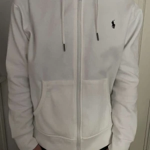 Polo Ralph lauren zip - Tja säljer nu min zip som är i skicket 9/10 Nypris är 2 195kr Skriv för mer frågor