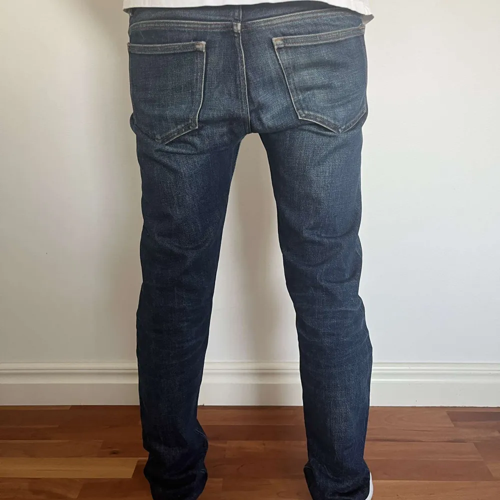 A.P.C jeans i riktigt skön färg som är perfekta till hösten | riktigt bra skick | Storlek 31 | Orginalpris 3200kr!!!. Jeans & Byxor.