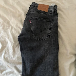 Levis jeans 502 - Levis jeans i modellen 502 (mer åt slim hållet). Svartgråa i storleken W28/L32. Fint skick på byxorna utan något slitage alls. Skriv om du har funderingar!