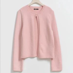 Gina tricot kofta - Säljer denna koftan från Gina Tricot! Inga defekter, helt oanvänd. Nypris: 359. Slutsåld i denna färg. Kontakta mig vid intresse! Pris kan diskuteras 
