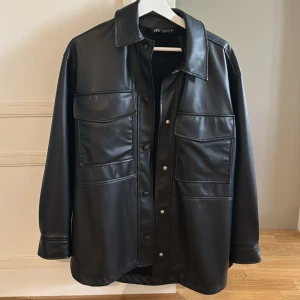 Oversized skinnjacka - Oversized skinnjacka från Zara. Aldrig använd. 