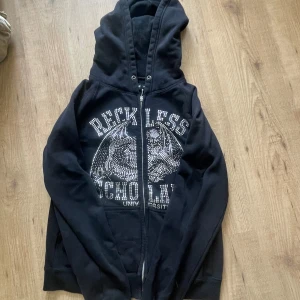 Reckless Schoolars zip hoodie - Fint skick, bara en flaw som det alltid blir på dessa hoodies tyvärr. Storlek M, kan bjuda frakt vid snabb affär. 