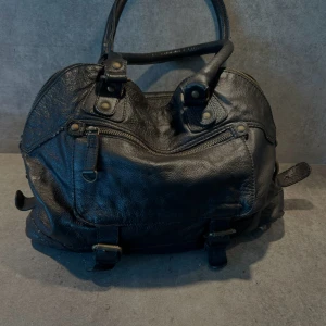 Väska  - Fin rymlig väska, har en liten  defekt!