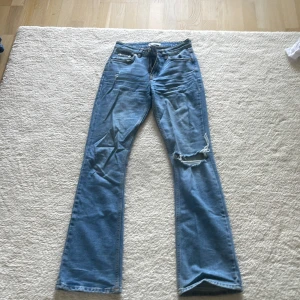 Bootcut jeans med hål - Använd fåtal gånger, medel midja
