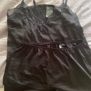Satinpyjamas HM - Säljer mitt satinsett från HM då jag inte fått användning för de. Använd vid 1 tillfälle. Både toppen och shortsen är i storlek S!