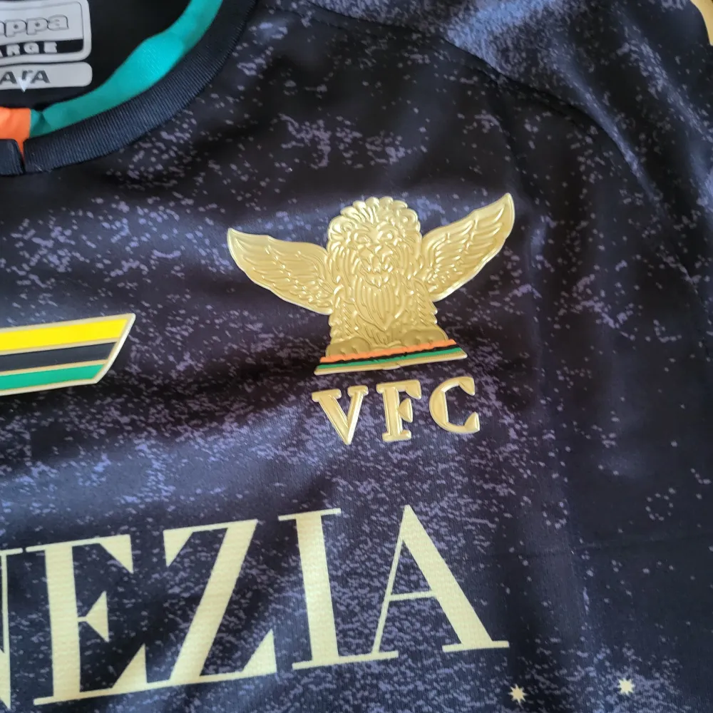 Helt ny och oanvänd supersnygg tröja från Venezia i Serie A. Sportswear.