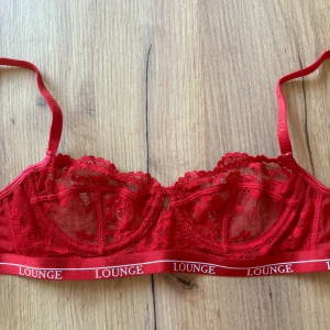 Röd spets-BH från Lounge - I väldigt fint skick!