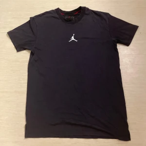 Jordan T-Shirt - Säljer min oanvända jordan t-shirt i bra skick sitter ganska långt för en M
