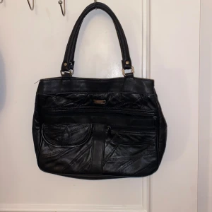 Vintage väska - Super snygg vintage väska som inte kommer till användning då jag har alldeles för många väskor! :)