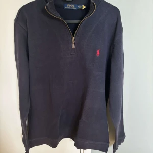 Ralph Lauren half zip  - Blå Ralph Lauren half zip i mycket bra skick🤩🤩