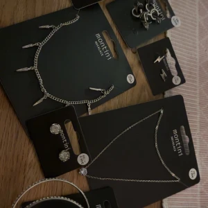 SMYCKEN (silver) - Smycken oanvända helt nya.  Antingen 100kr st eller 130kr för alla. (Priset för alla sammanlagt 631kr så ni sparar 501kr om ni köper alla 💕)  Ni kan alltid höra av er vid frågor😊