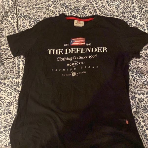 The Defender t-shirt - Fet t-shirt. Så gott som ny, knappt använt