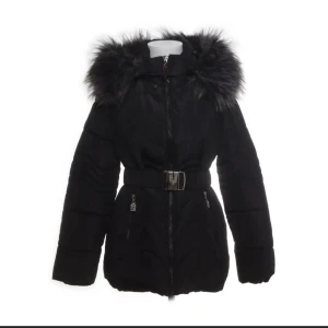 Vinterjacka - Snygg och varm vinterjacka med pälskrage och bälte i midjan som ger en fin passform. Storlek S. Perfekt för kalla vinterdagar! Ganska billig och har bra kvalitet. Har många. Jackan lägger sig perfekt på kroppen och ger en snygg silhuett. Passa på!!