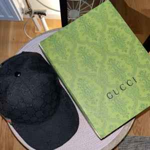 Gucci keps  - Bra skick inga skador box och dust bag kommer med kom privat för frågor och mer bilder 