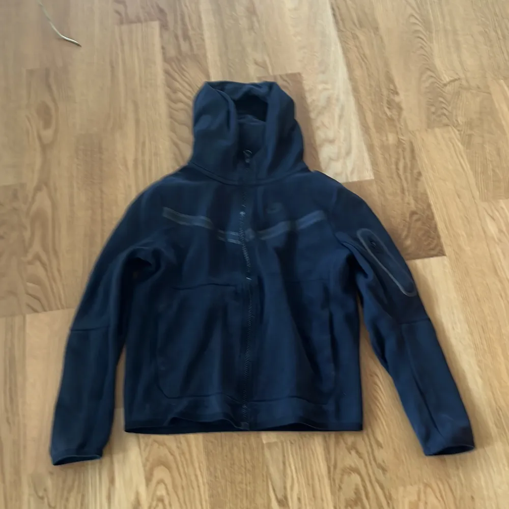 147-158,svart nike tech set i bra skick,Används inte längre för att den är för liten för mig. Hoodies.