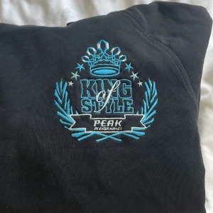 Peak performance hoodie  - Skit snygg och inte så vanlig hoodie från peak performance 💕 lite sliten i ärmarna men de är de ändå annars så fin o fresh. Skriv för fler bilder eller frågor 💕