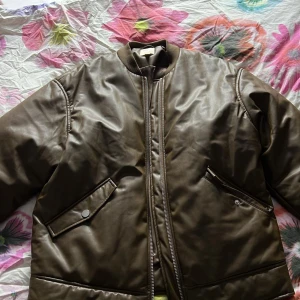 Bomber skin jacka - En jättefin bomber skin jackan från H&M i storlek S men är ganska stor så ett M skulle också passa i den