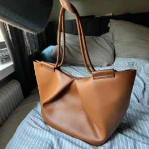 PITAYA  - Hej säljer denna oanvända PITAYA väska, den rymmer en 13tum dator samt massa nödvändiga skolsaker. Knäpper med en magnetisk knapp! Liknar en väldigt trendig väska ifrån Polene.