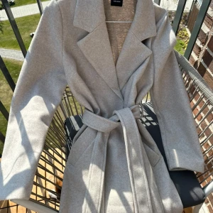 Vmfortuneaya kappa beige - Superfin beige kappa från vero Moda i modellen ”Vmfortuneaya”, har aldrig använts så är i nyskick. Helt perfekt nu till hösten. Strl 38 och säljes för 500, nypris 649.