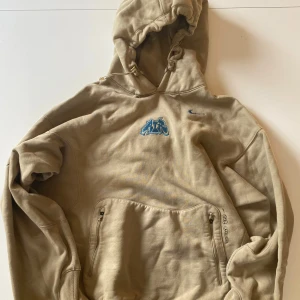 Nike x Off White Fleece Hoodie - Riktigt fet off white nike fleece Hoodie köpt på SNKRS appen. Den är i väldigt bra skick förutom en liten fläck på sidan. ( se bild 4 )